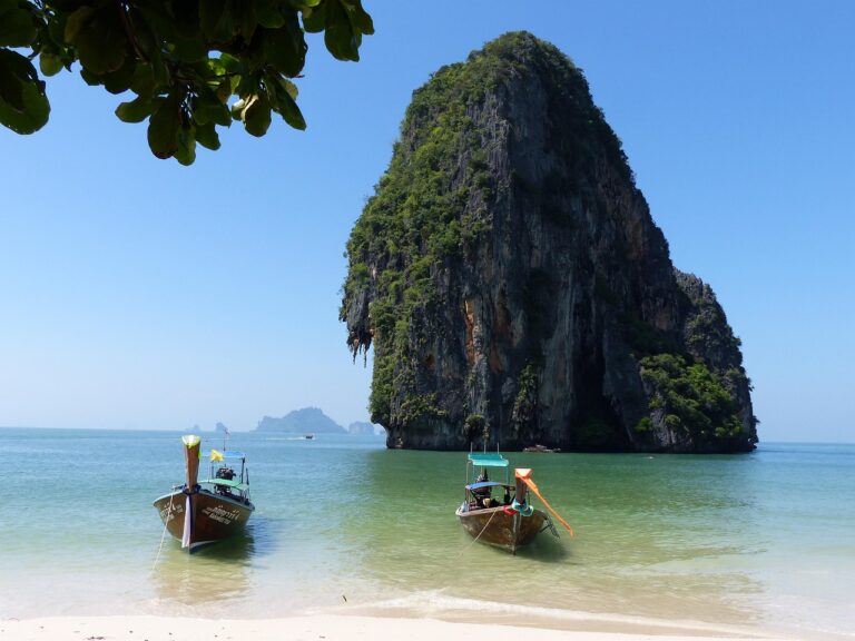 Panoramique de la mer avec deux bateaux et un rocher en Thailande.
